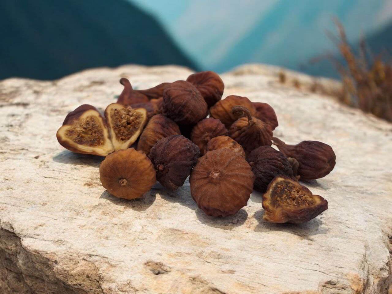 Close-up of Soltorkade Fikon by Nature Pick Market, featuring the rich texture and color of 100% natural sun-dried figs.